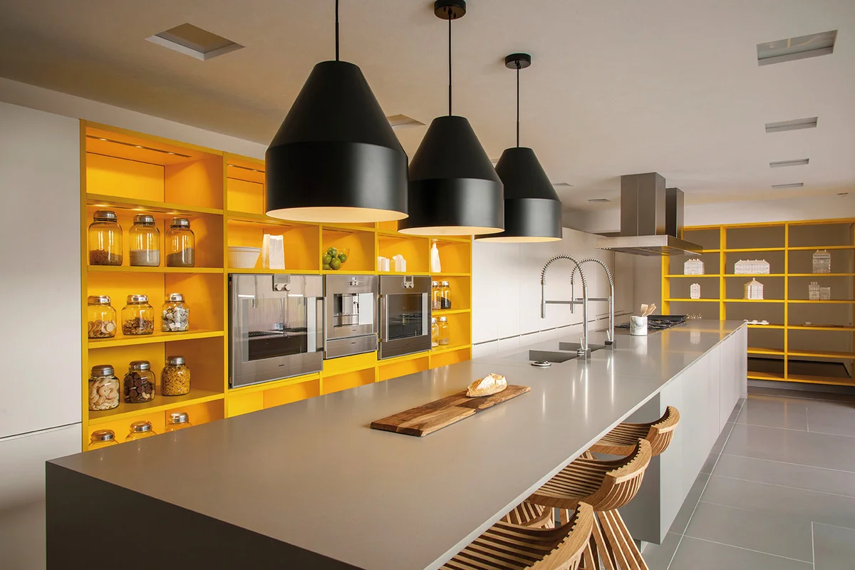 The kitchen is virtually “encapsulated“ at the center of the ground floor, it is closely connected to the outside thanks to the floor-to-ceiling windows looking onto the patio. 