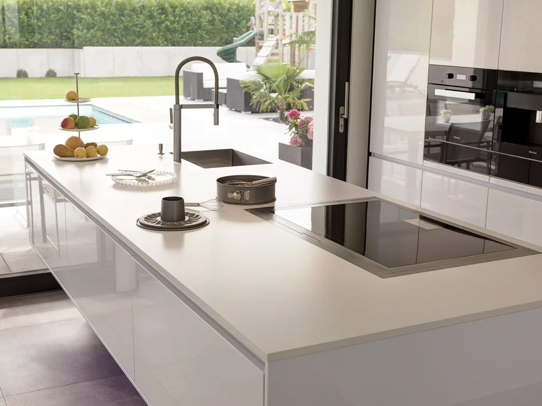  An unobtrusive door next to the matching unit front leads into the pantry. The appearance is dominated by the dramatic contrast between white and black – the theme from the façade of the house continues skilfully on the interior.
