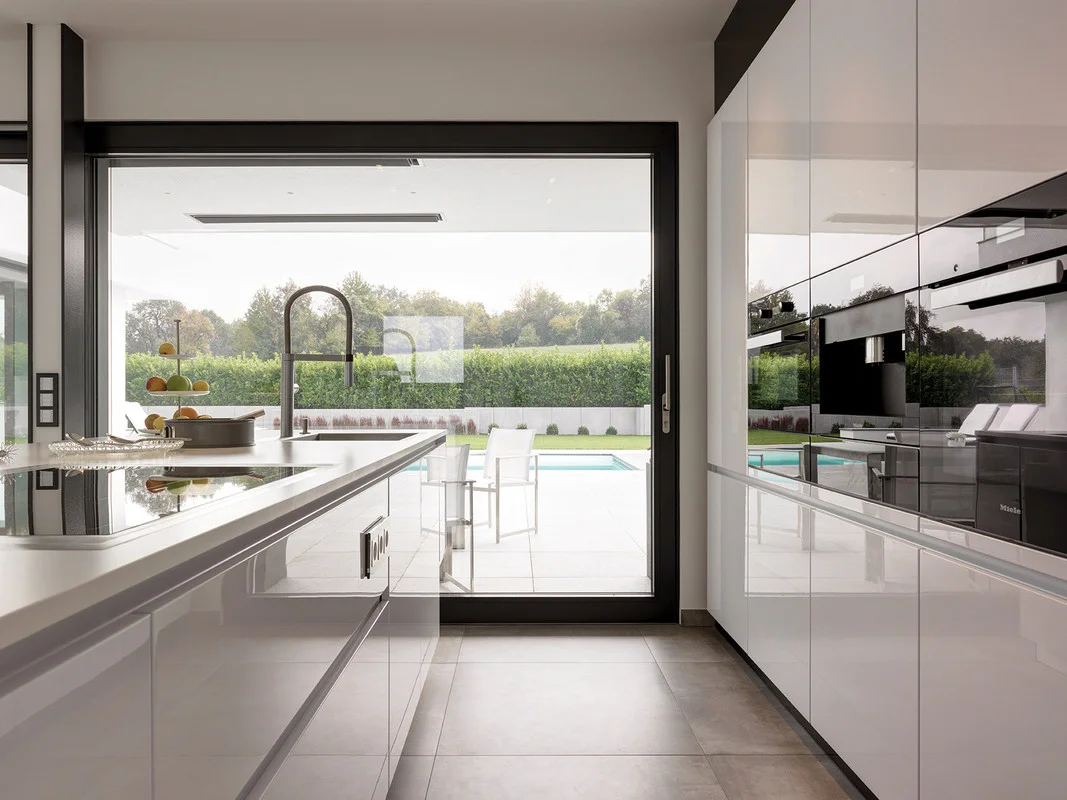 While the side of the house that faces the road is mainly closed to protect privacy, the front opens out on both levels in places and looks out over the landscape.