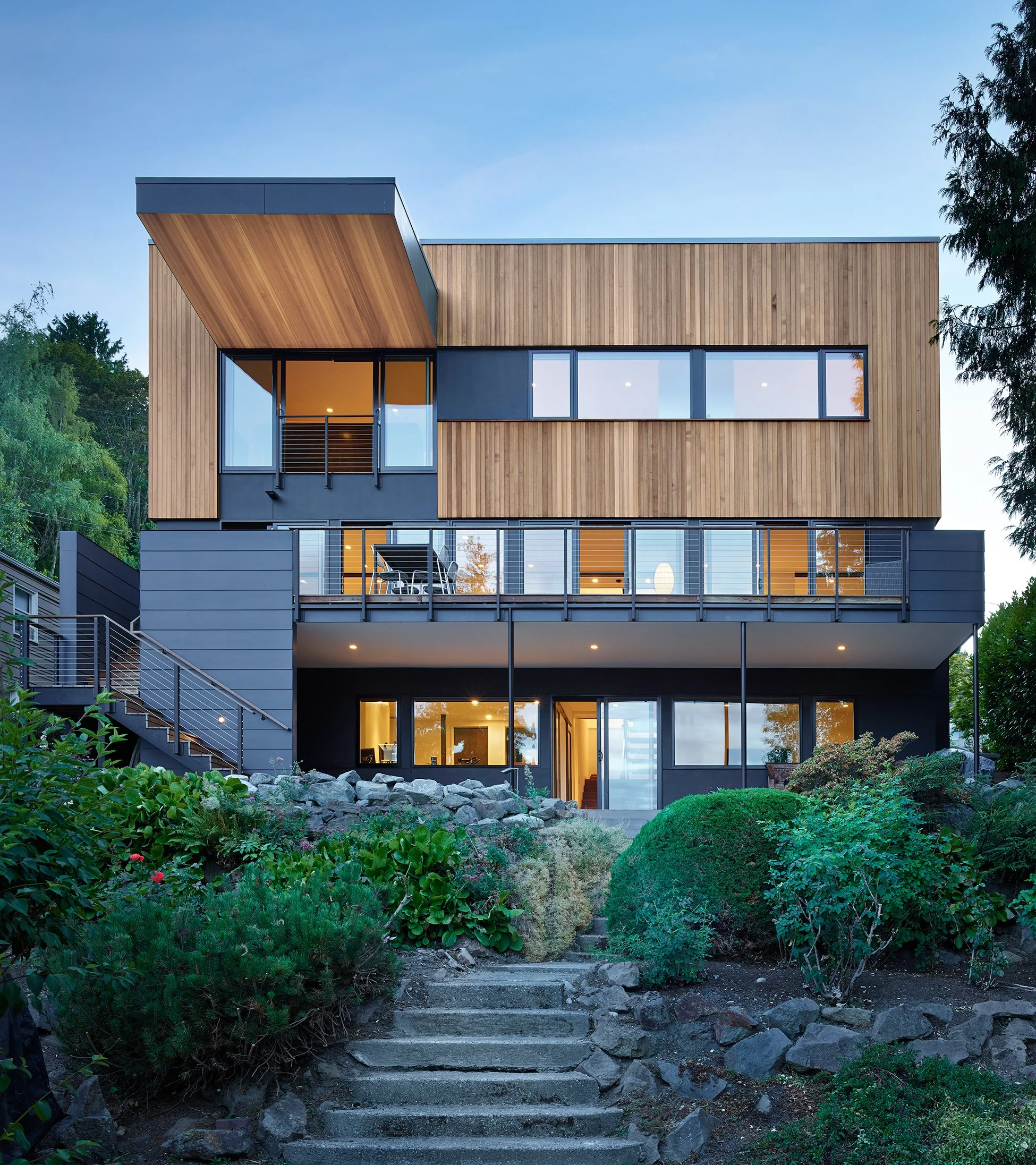 A modern expansion of a 1940s Bungalow in Seward Park