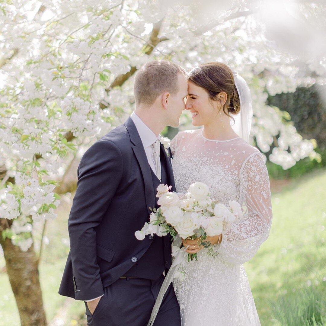 Spring Blossom .🤍
Captured beautifully by @christinabrosnan

#irishweddingflorist #conemmara #galwaywedding #westofirelandwedding #thelodgeatashfordcastle #markreecastle #ballynahinchcastlehotel #luxuryweddingvenueireland #springwedding #aprilweddin