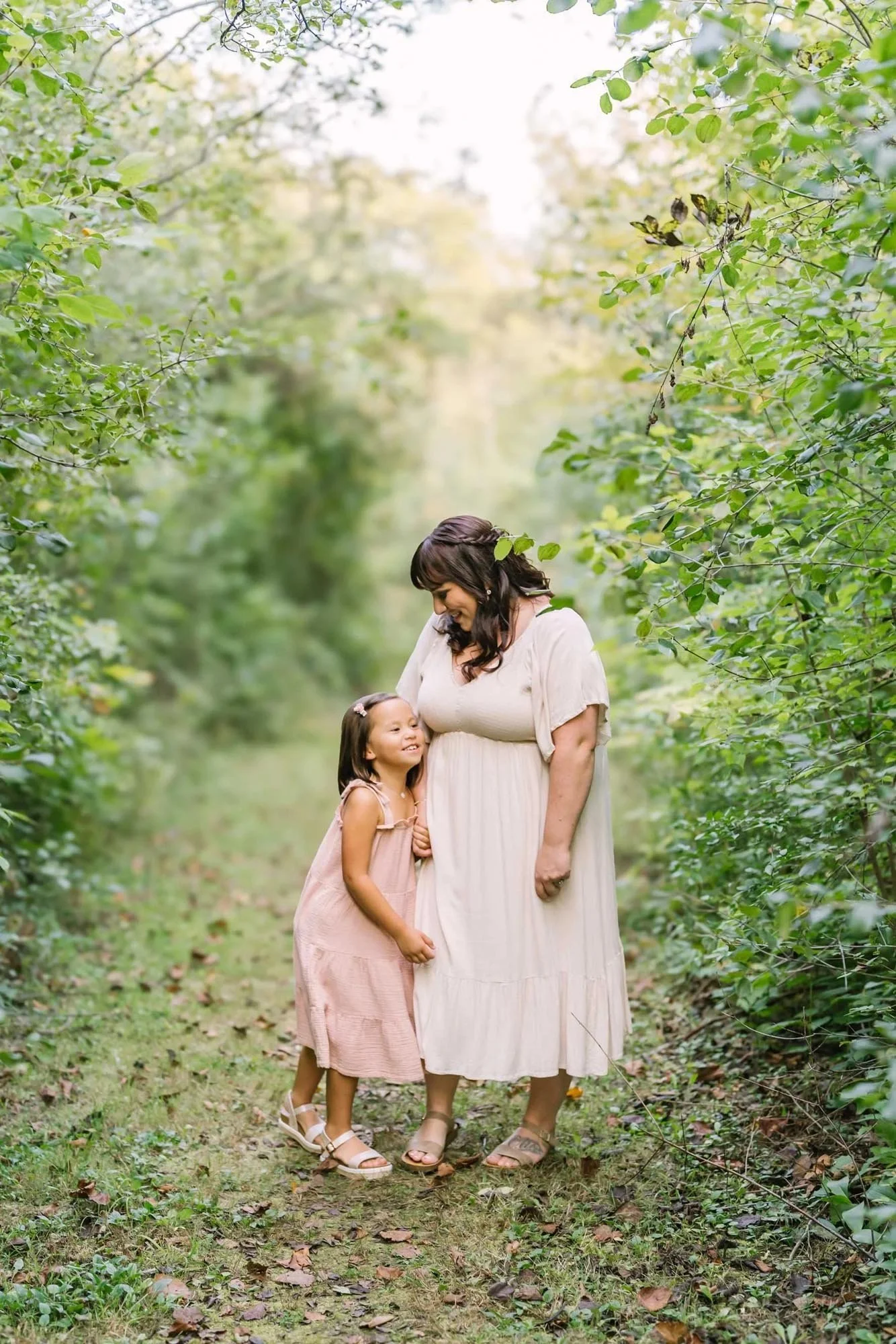 niagara family photographer photographing a mom and daughter in an orchard