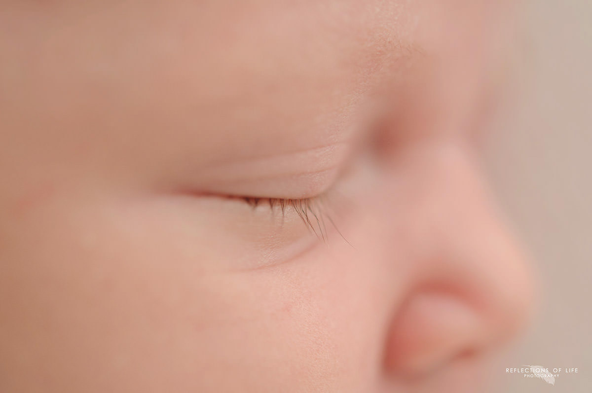 close-up-newborn-eyelashes-niagara-ontario.jpg