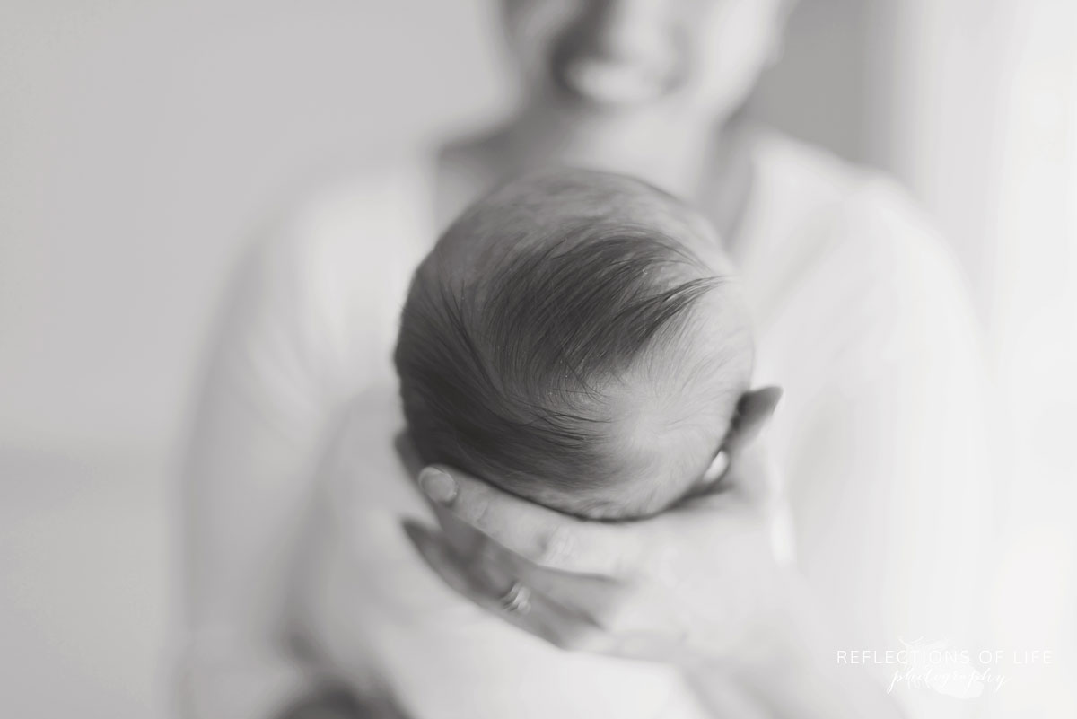 mom and newborn baby photos