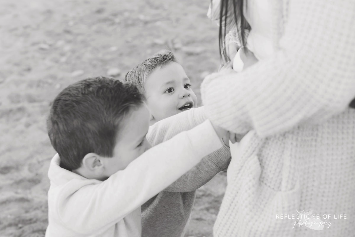 pregnancy photography with children on the beach in niagara region of ontario canada