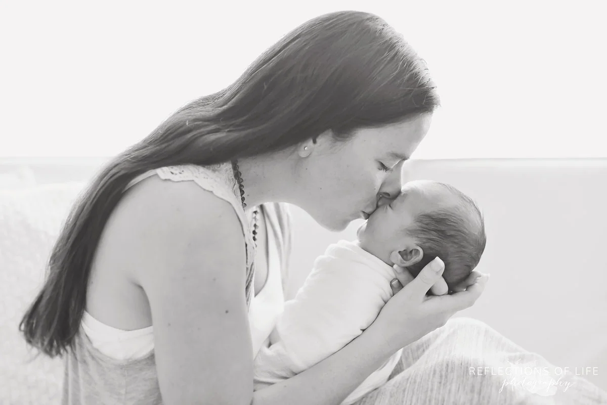 004 mama and Newborn Portraits Grimsby Ontario