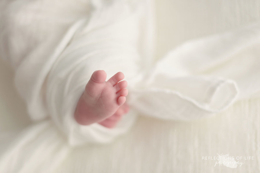 008 Top Ten Favourite Newborn Images baby toes and feet