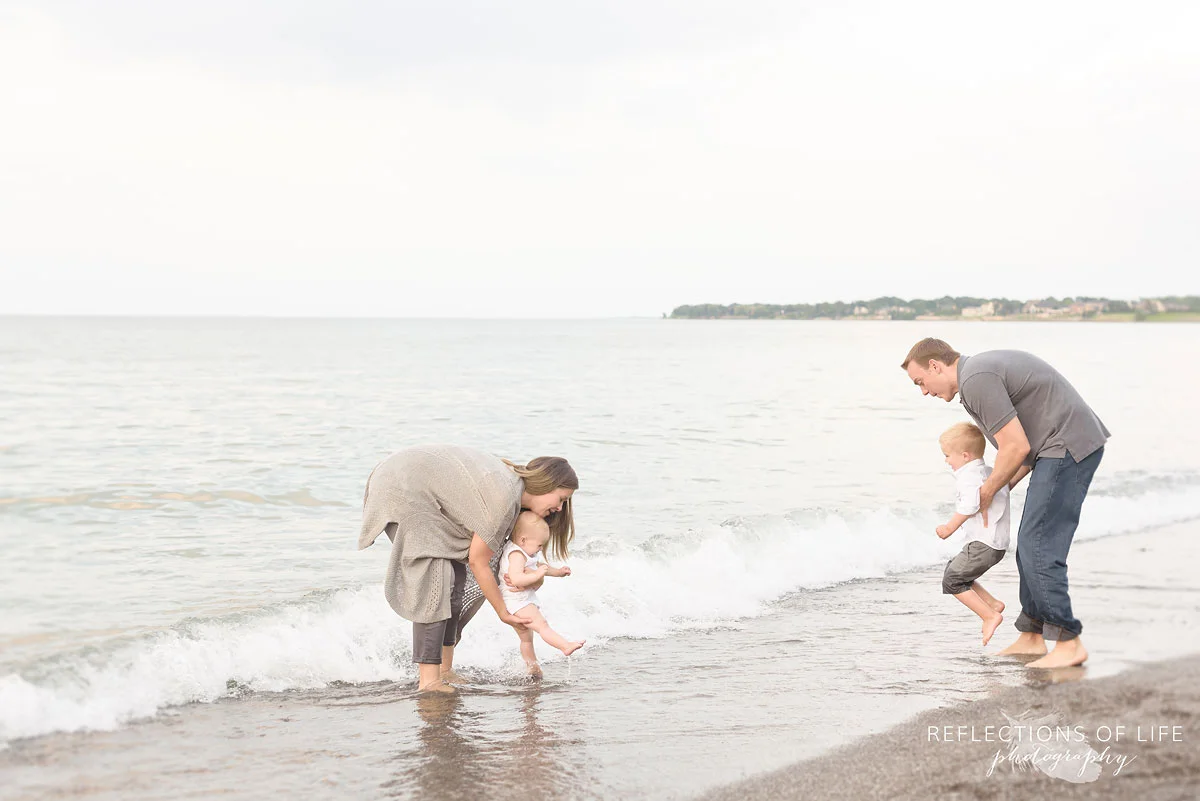 025 Professional Toronto photography of families on the beach