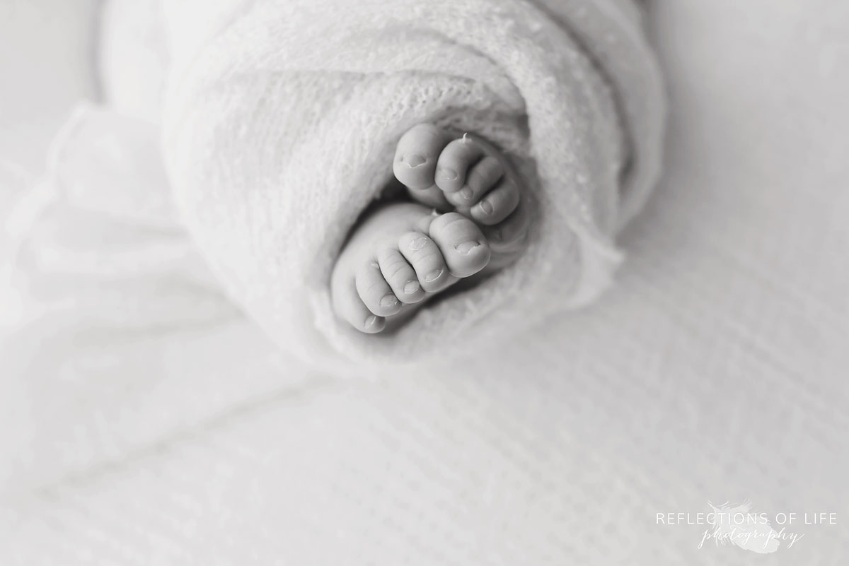 Niagara newborn photography studio baby toes