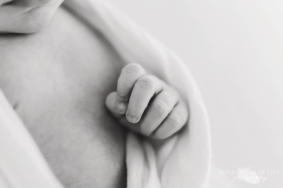 Newborn hand and little fingers