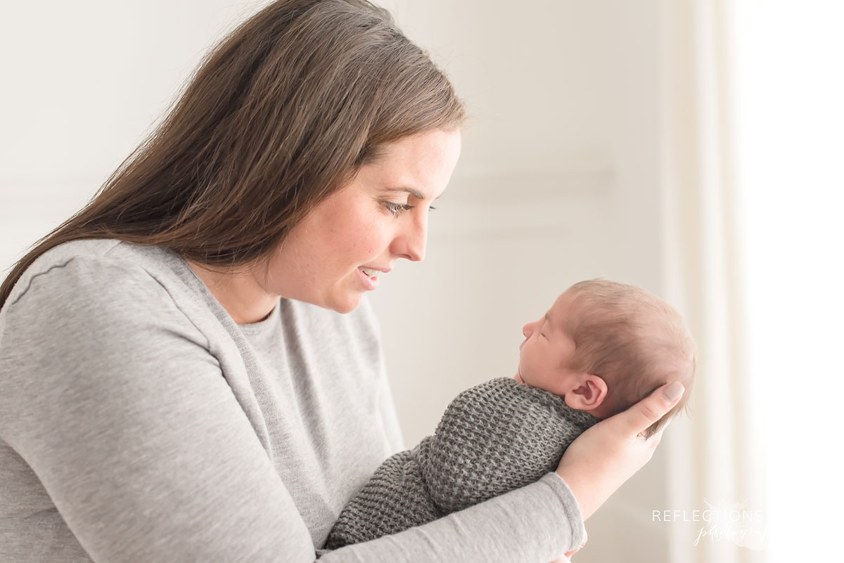 Mom and newborn baby photography Niagara Ontario Canada