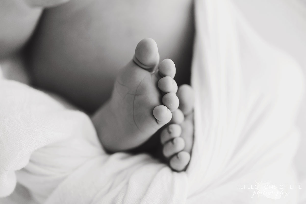 021 black and white close up of newborn baby toes.jpg