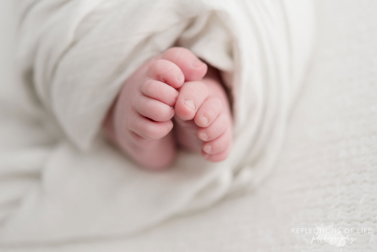 close up photo of newborn baby feet in Niagara Ontario Canada