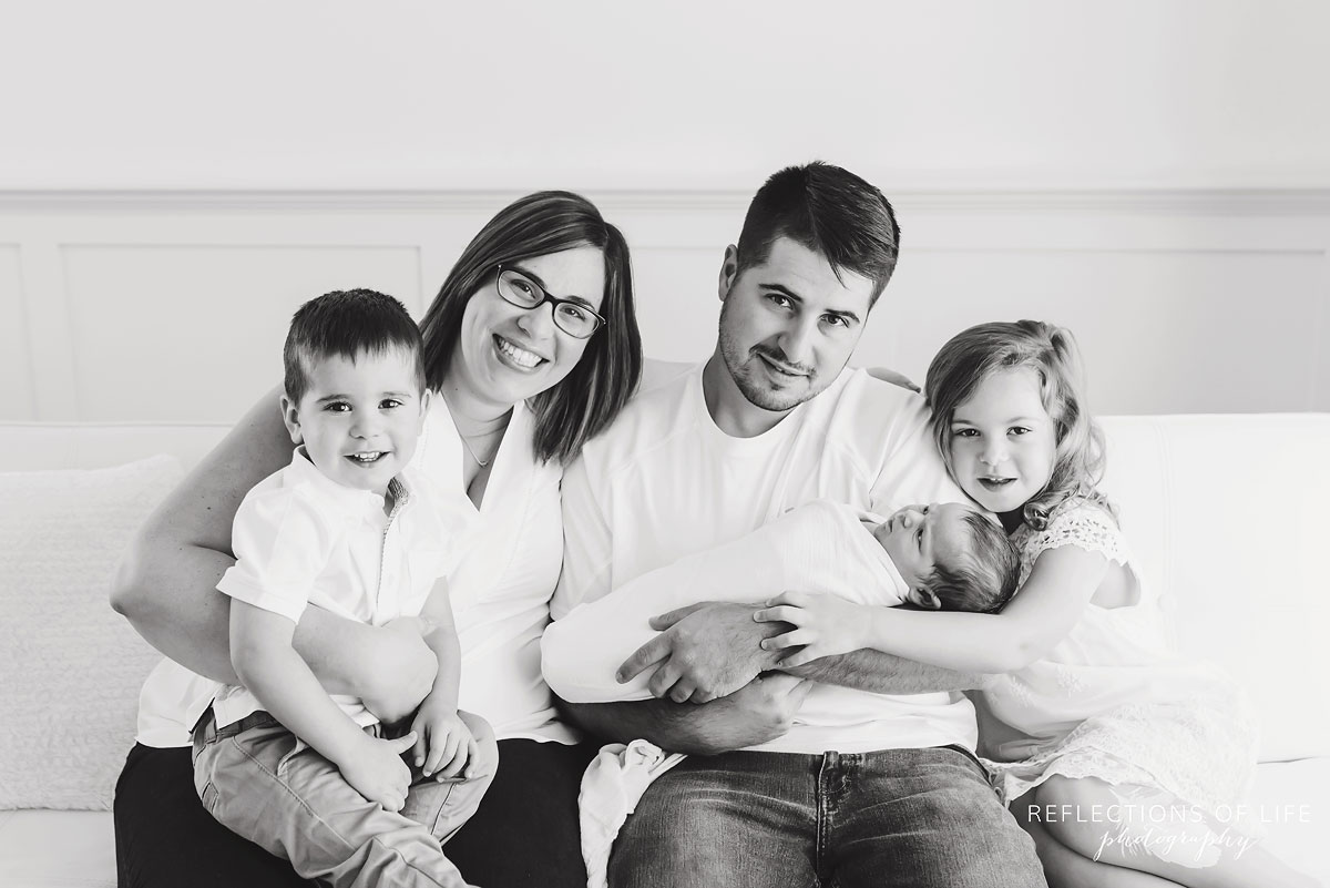 Black and white photo of family and newborn photography in Niagara Ontario Canada