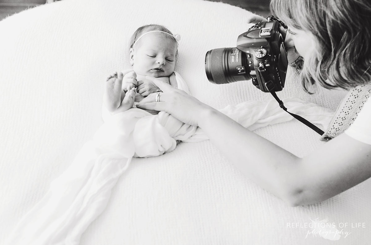 021-Niagara-Newborn-Photography-Behind-The-Scenes-BW.jpg