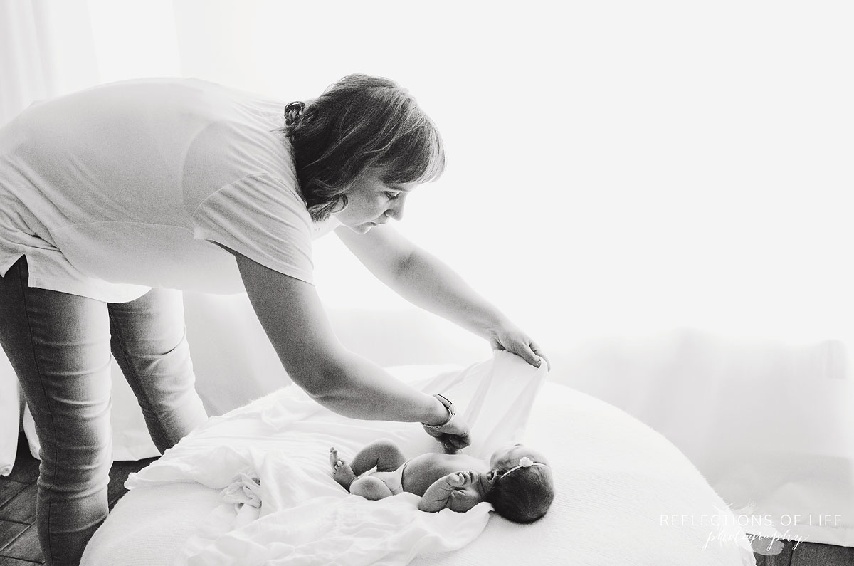 026-Niagara-Newborn-Photography-Behind-The-Scenes-BW.jpg