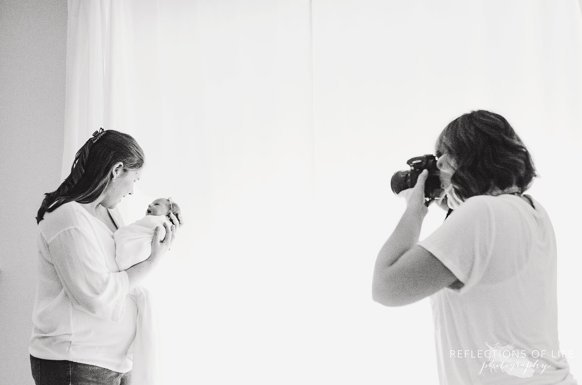 035-Niagara-Newborn-Photography-Behind-The-Scenes-BW.jpg