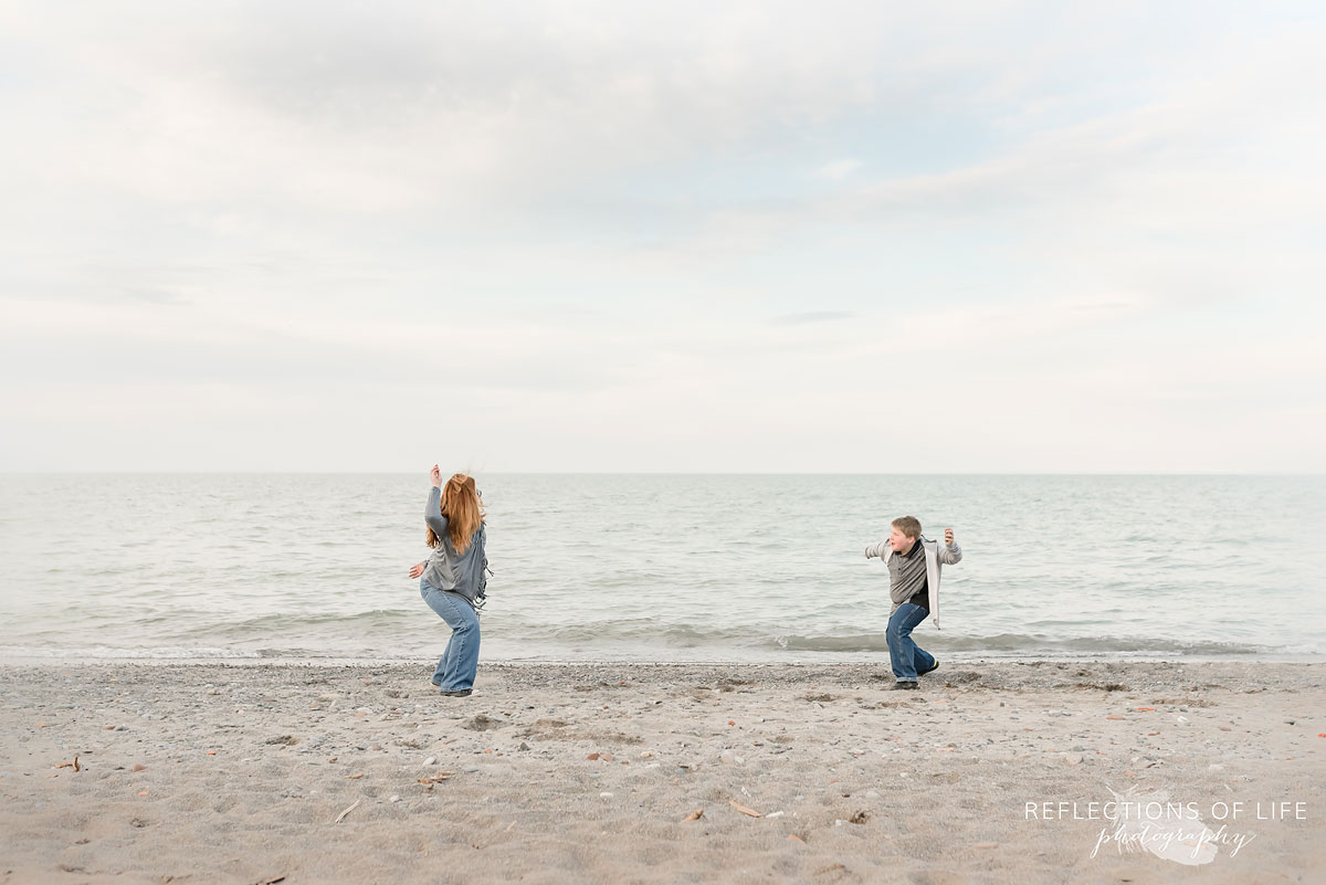 lifestyle sibling beach photography