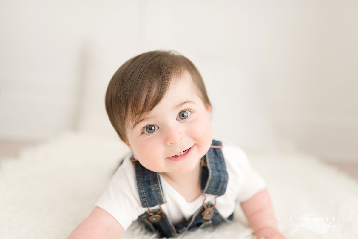 Baby+crawling+on+white+couch+in+white+studio.jpg