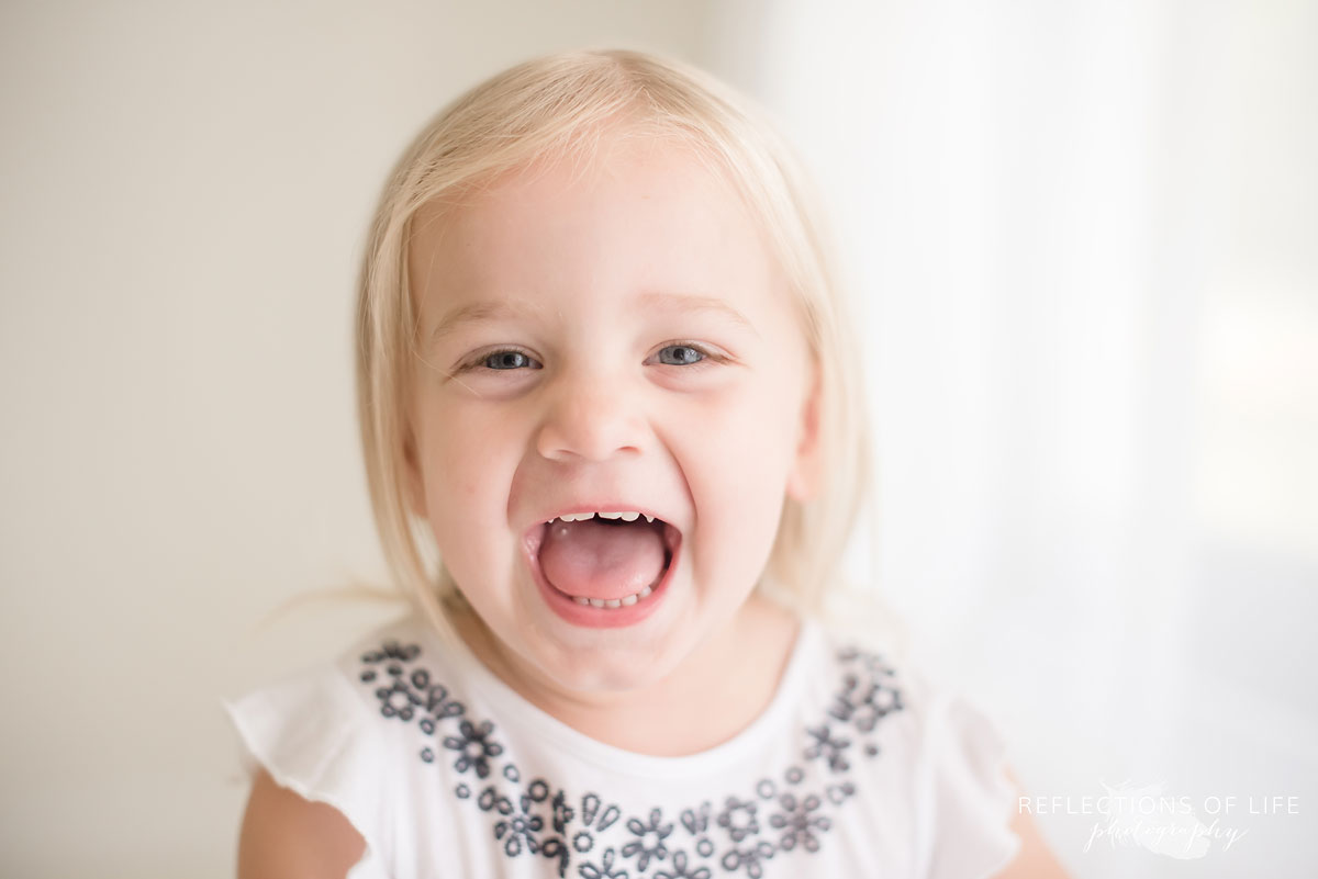 fun family photos of little girl laughing