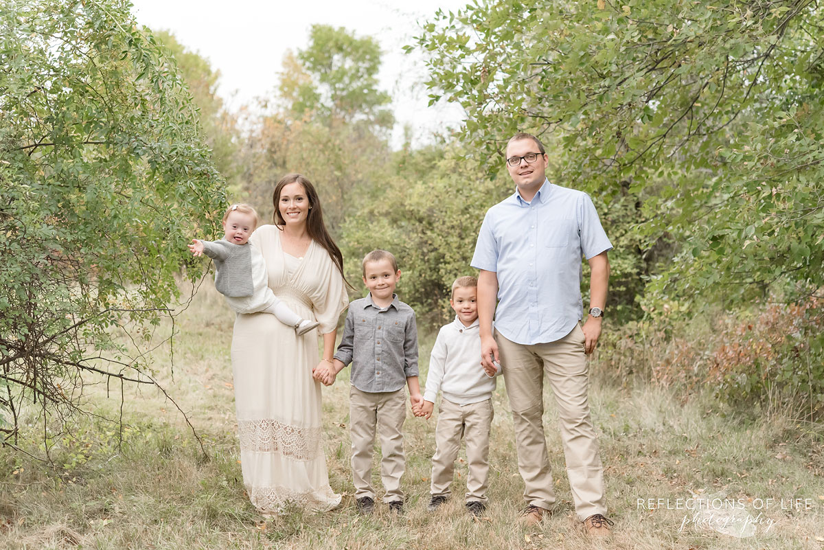 008 Family of 5 holding hands in Niagara Region