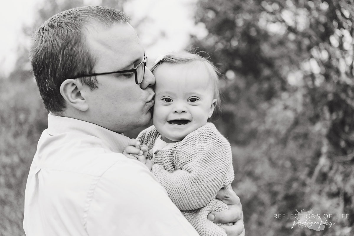 036 father kissing daughters forehead