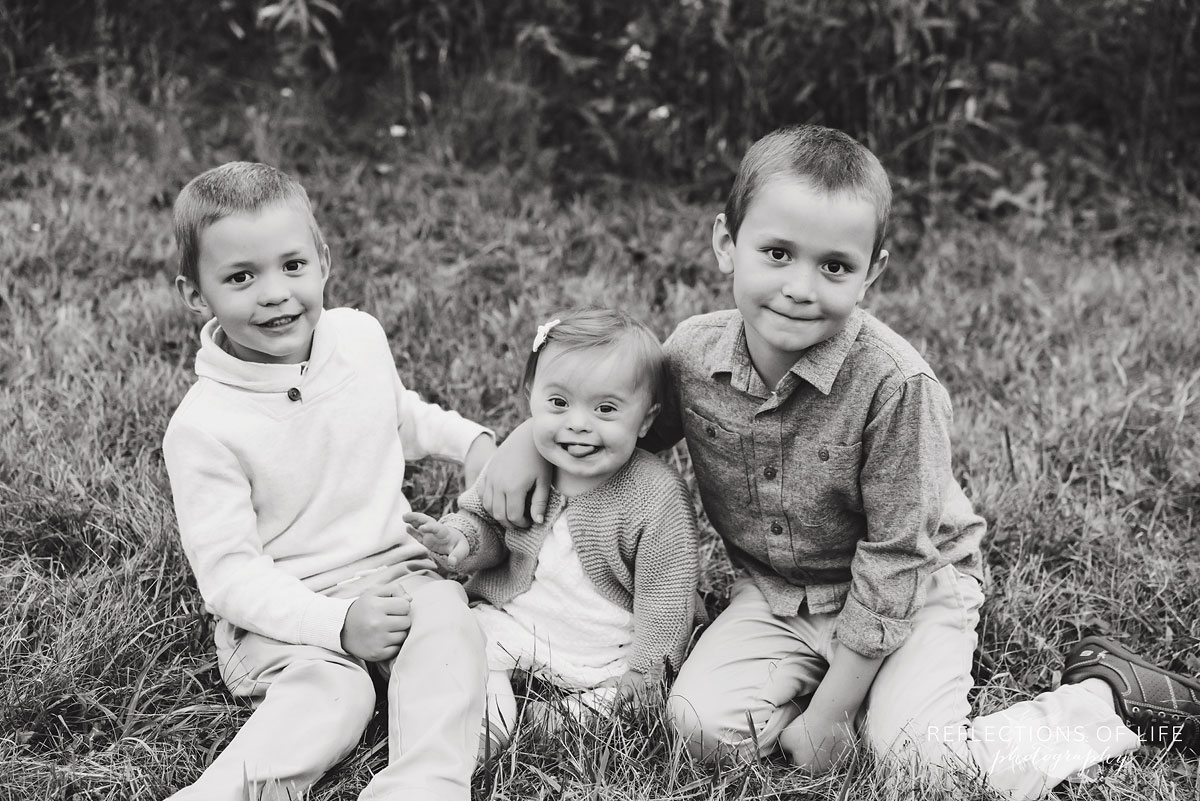 039 siblings sitting in field Niagara Region