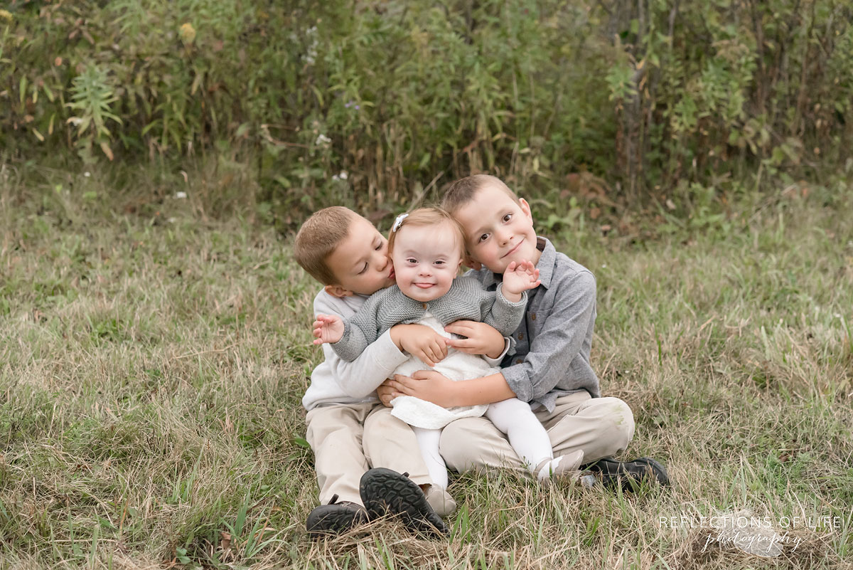 040 three sibling sittingin field Niagara Region