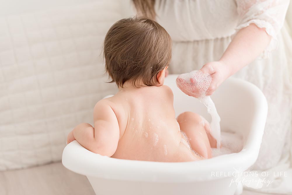 mama shows baby bubbles in the bathtub in niagara
