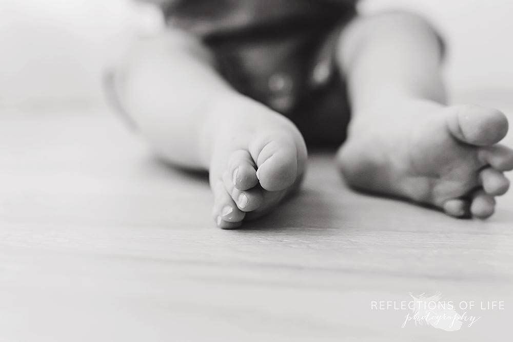 baby's toes in black and white
