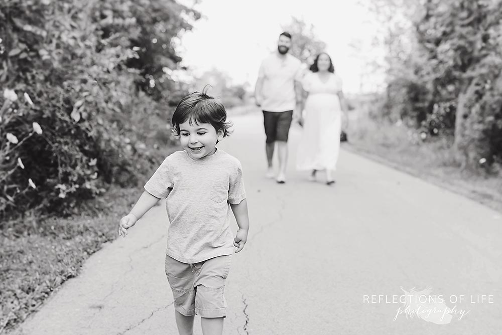 Playful family photo in black and white Niagara Ontario.jpg