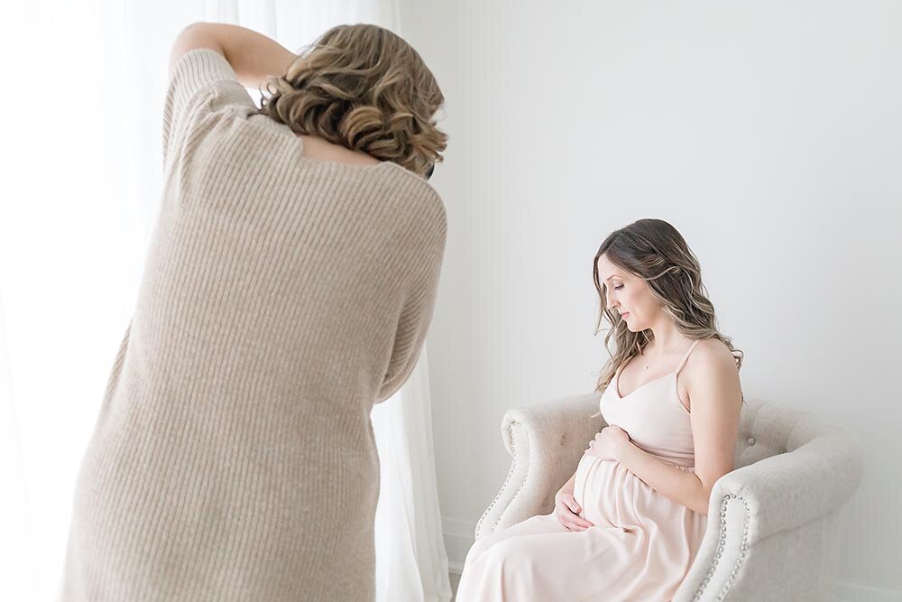 Niagara Ontario Professional Photographer photographs pregnant mama (Copy)