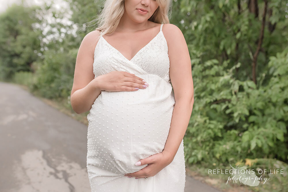 Beautiful outdoor maternity photography in Grimsby Ontario Canada