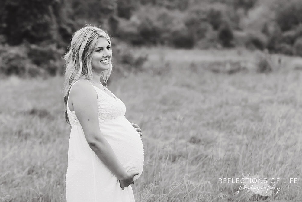 Expecting mama looking off in the distance in black and white Maternity photography Niagara Ontario