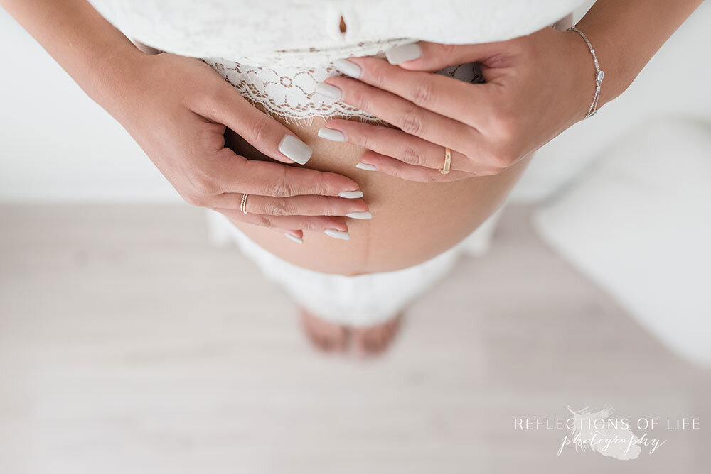 Niagara region maternity photography mama with hands on belly