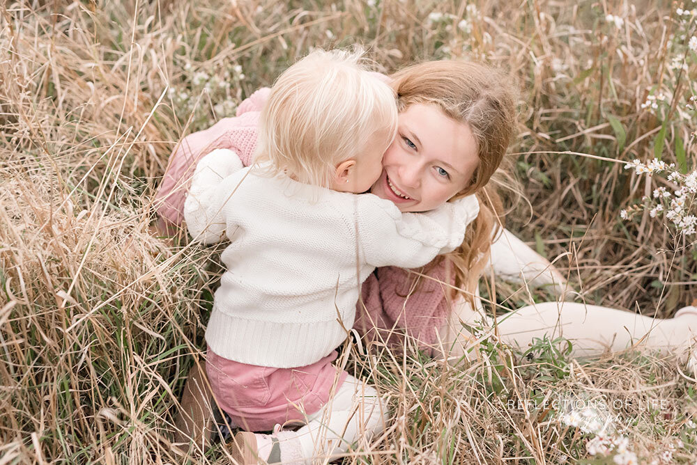 professional sibling photographer in Grimaby Ontario Canada