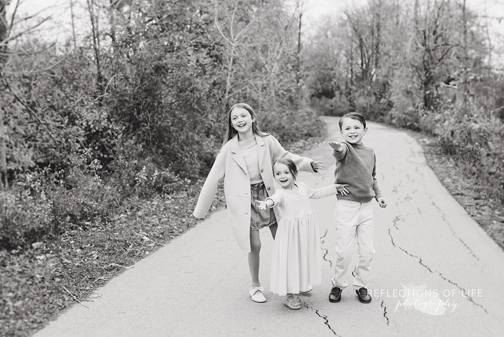 Kids call to their parents to run toward them during family photoshoot in Niagara Region Ontario