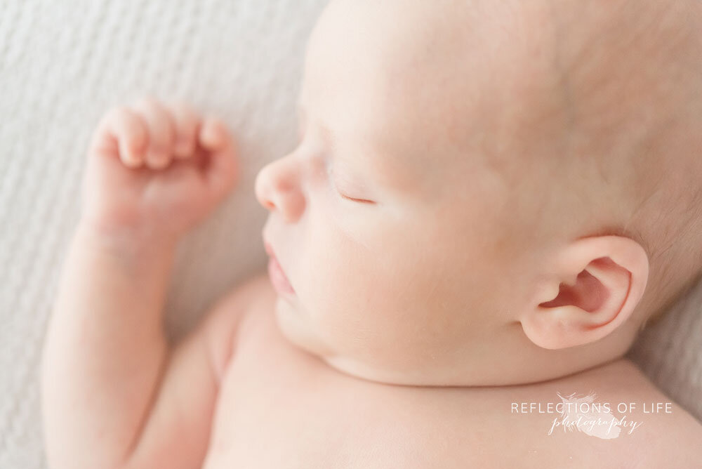 Newborn-baby-sleeping-images-by-Reflections-of-Life-Photography-in-Grimsby-Ontario-Canada