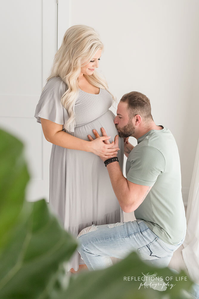 Man kisses pregnant belly