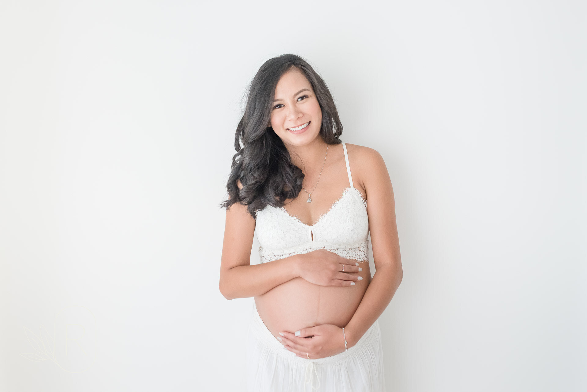 Pregnant mama in white, Niagara, Ontario, Canada. (Copy)