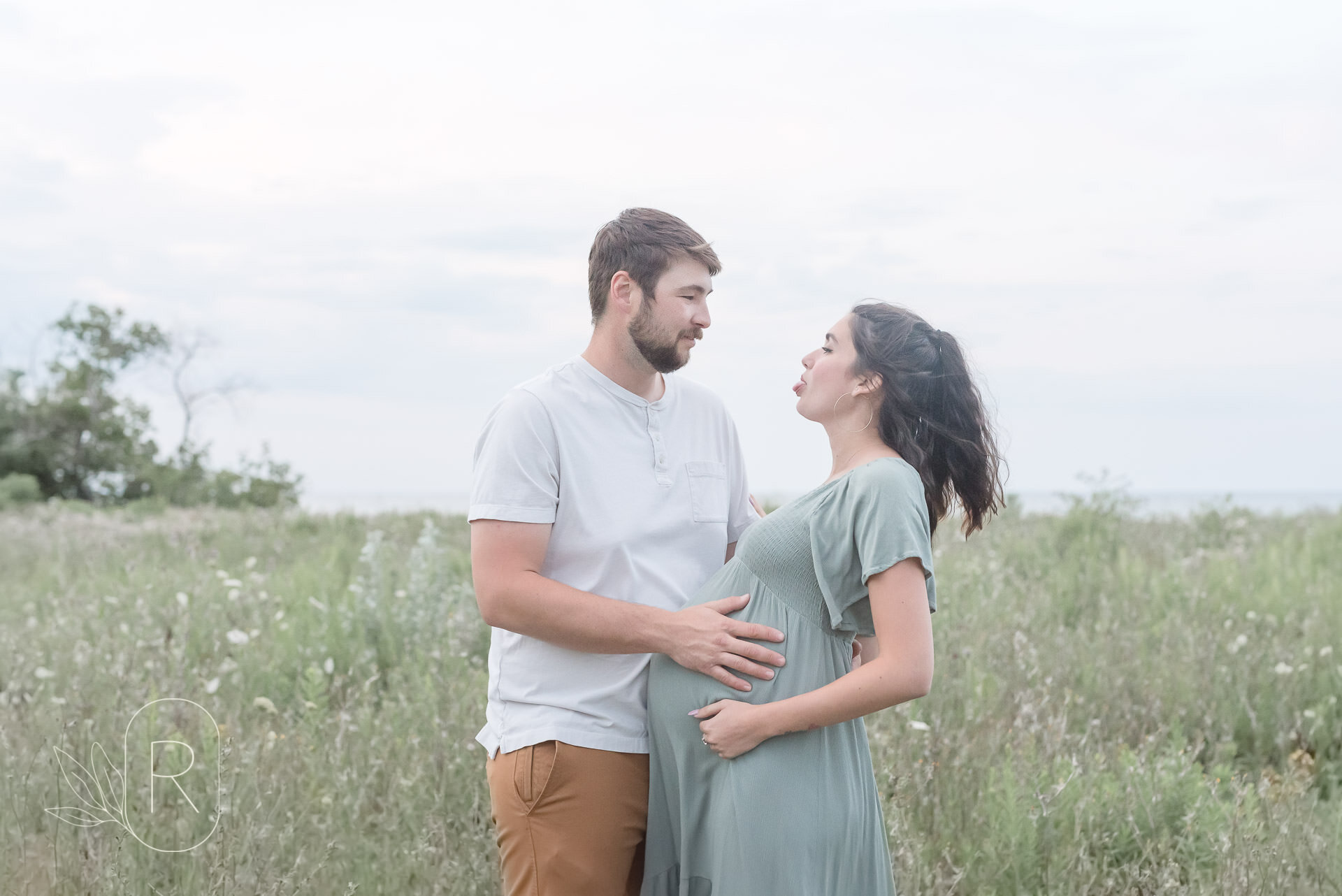 husband-wife-pregnant-outdoor-maternity-photography-near-toronto.jpg