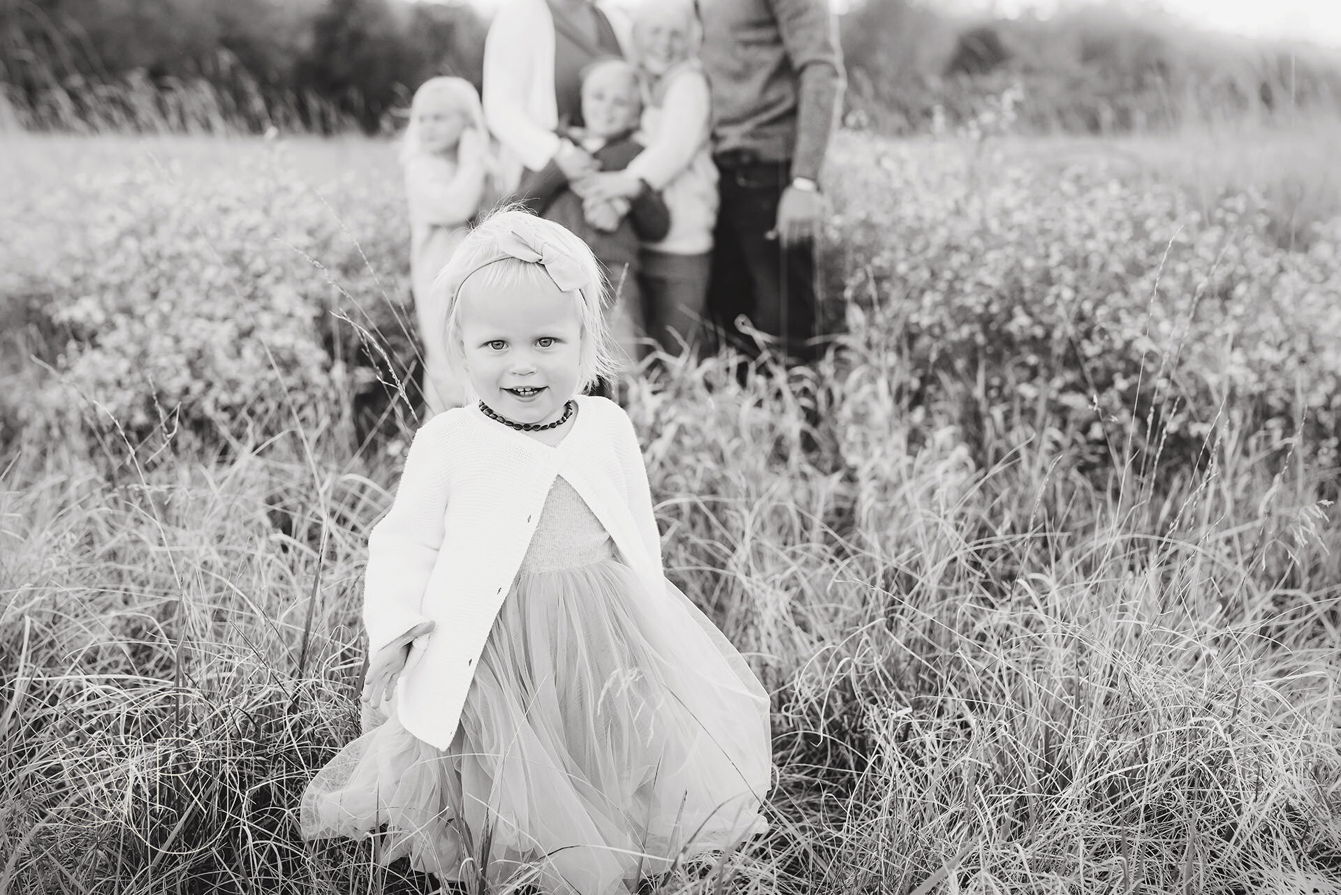 baby milestone photography with siblings