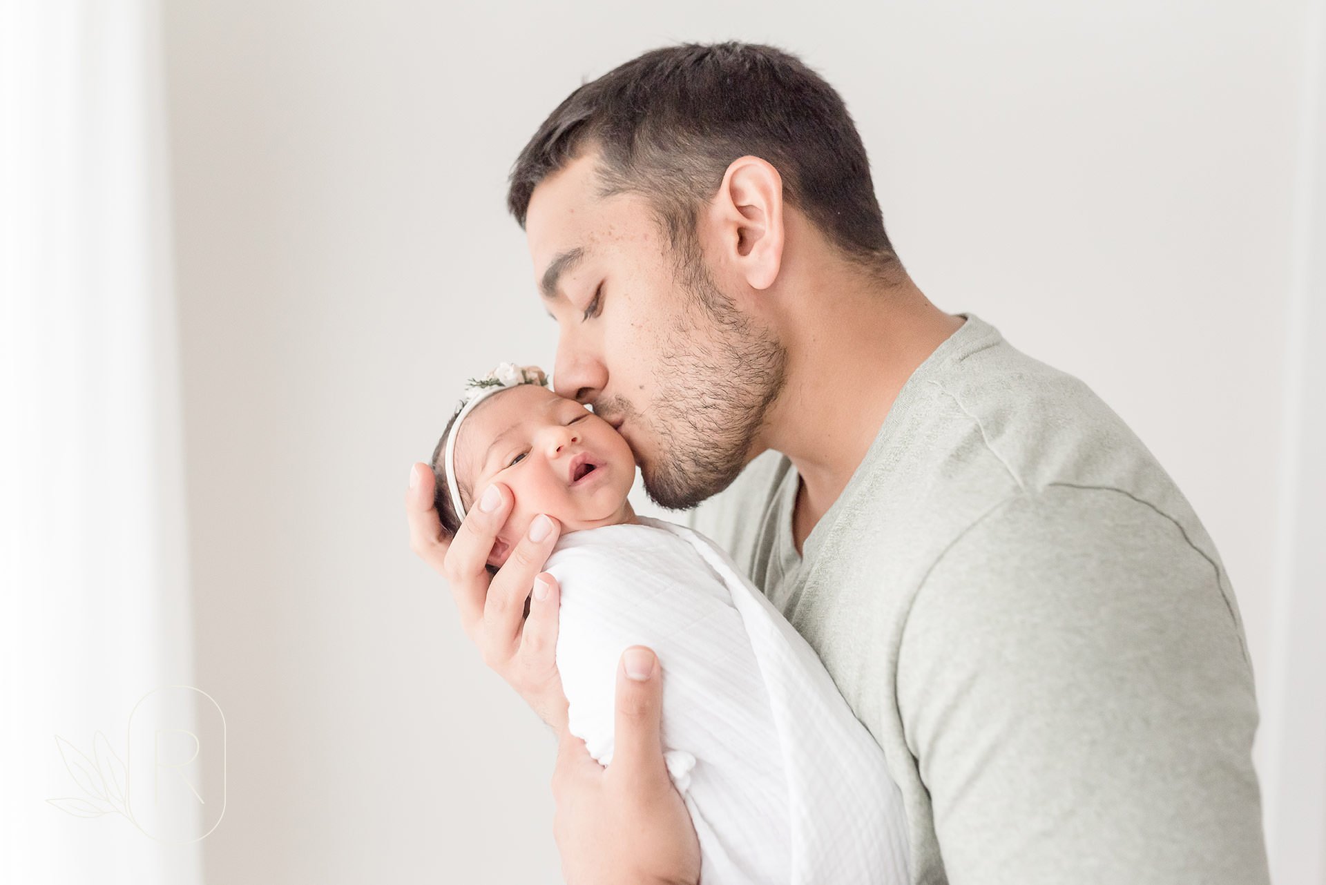 best father daughter poses for newborn photography