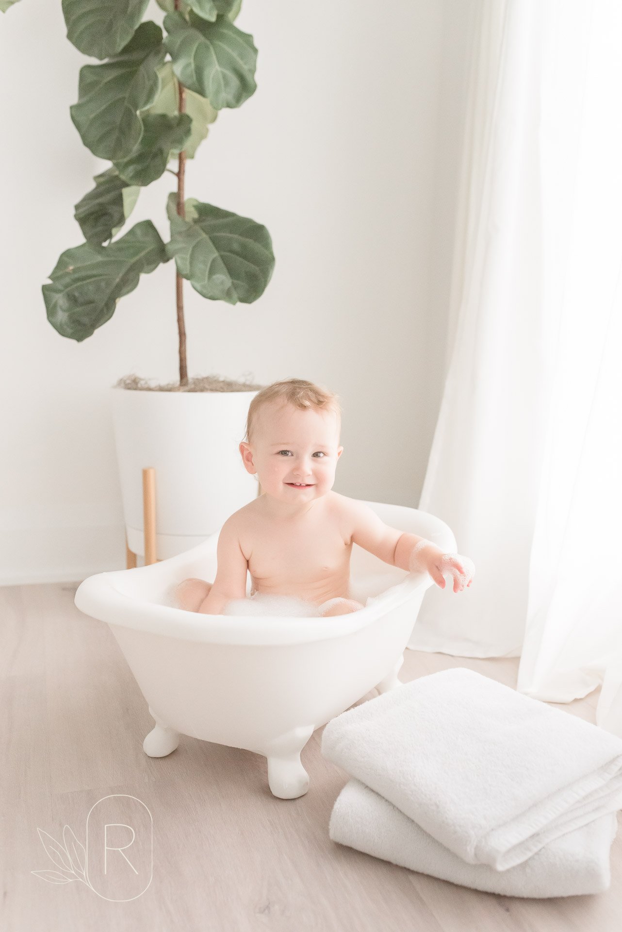 baby-playing-tub-bubbles-plant-bright-studio-family-photographer-niagara-ontario.jpg