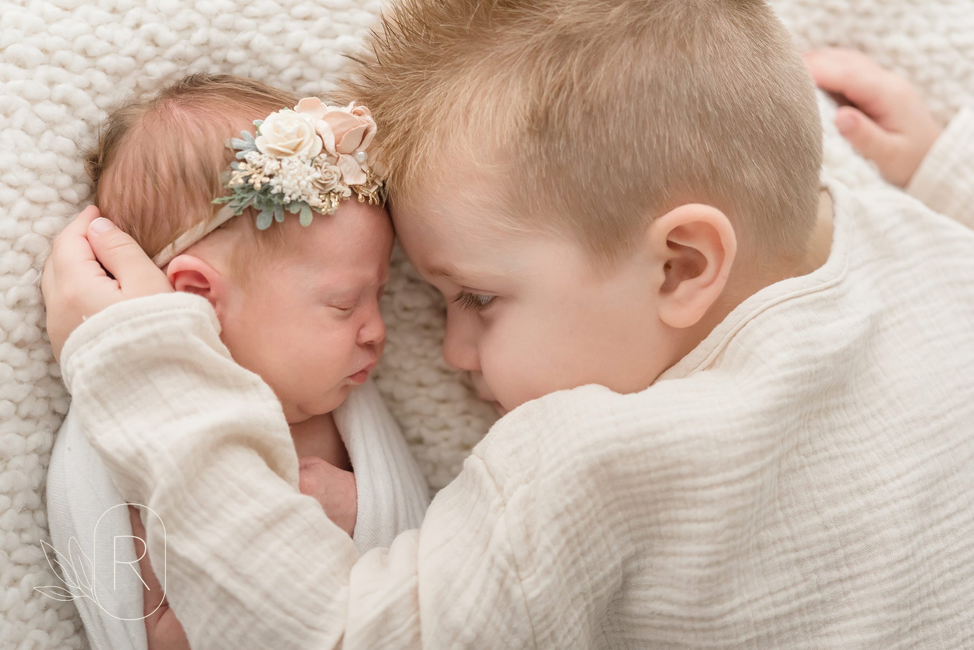 little-newborn-moments-with-sibling-close-up-niagara-ontario-family-photography.jpg