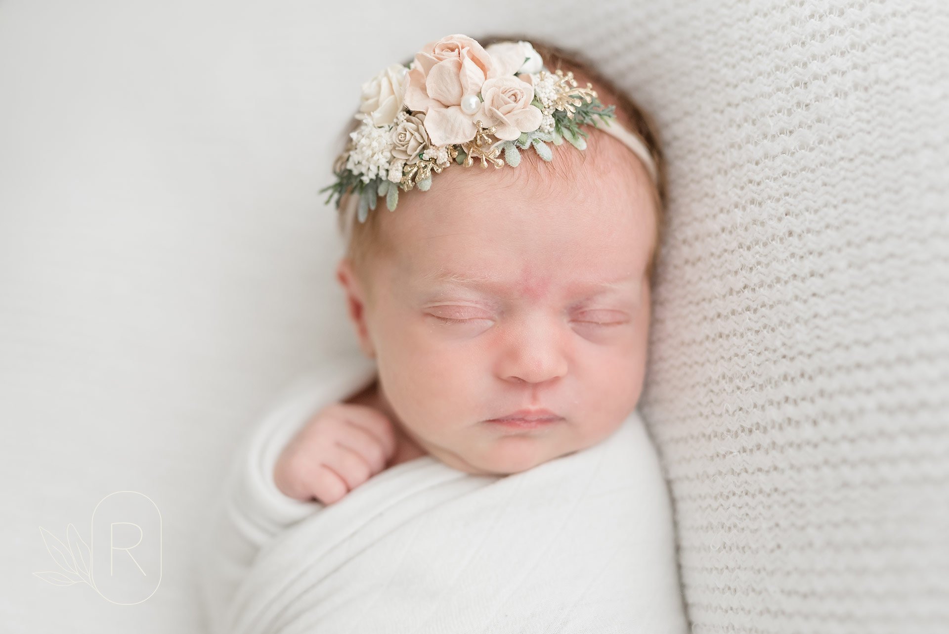 professional-newborn-baby-photos-close-up-full-service-niagara-ontario-photographer.jpg