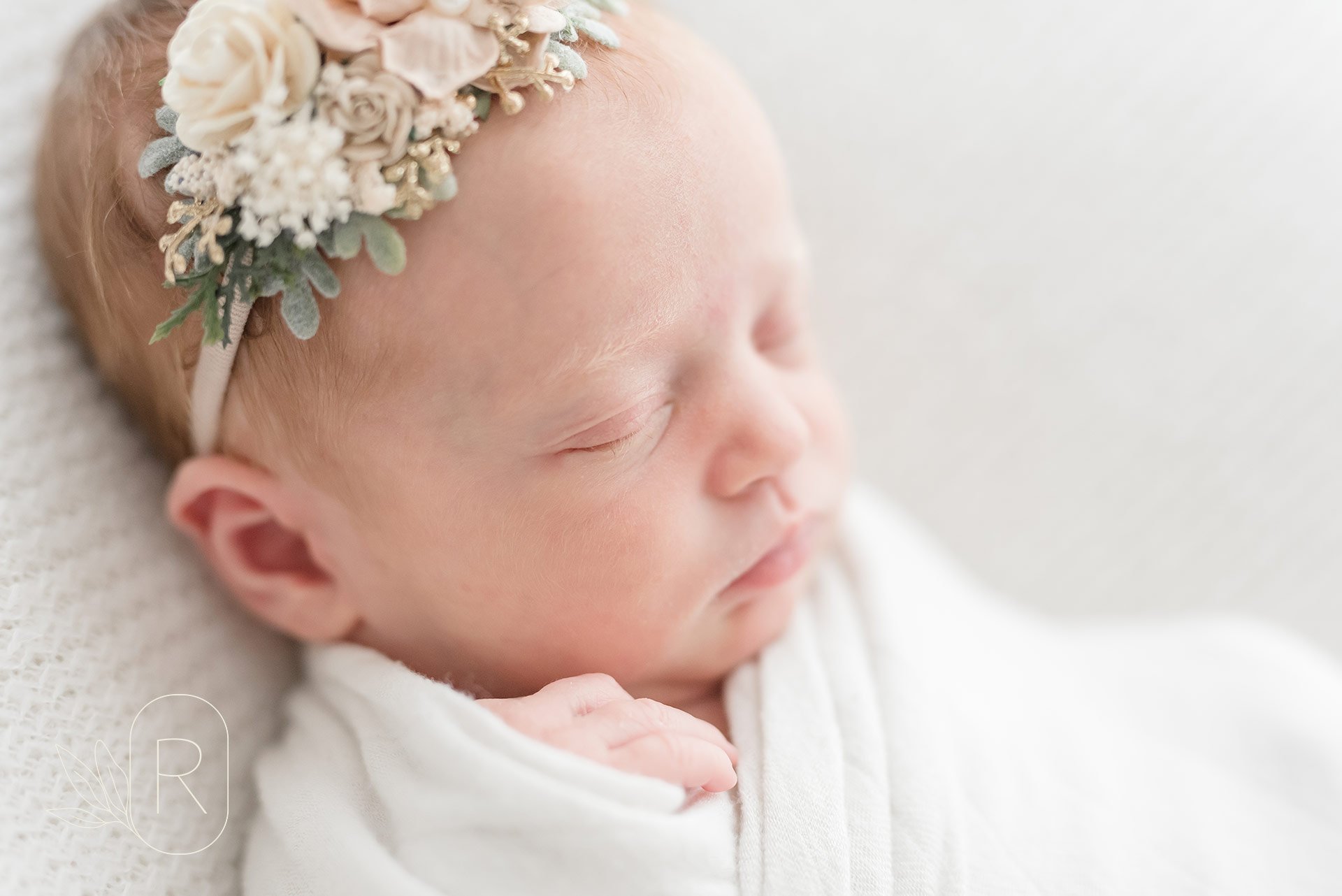 details-of-newborn-family-photography-headband-close-up-niagara-ontario-photographer.jpg