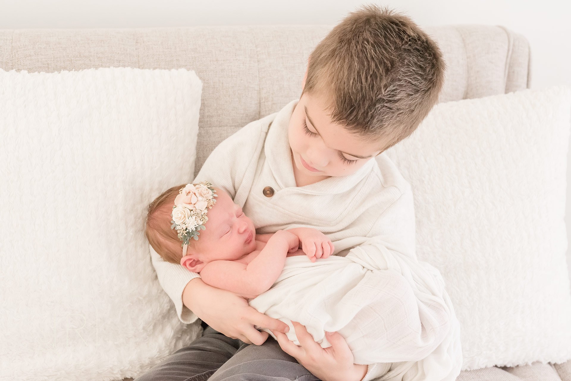 tell-your-familys-story-newborn-photography-sibling-moment-reflections-family-photographer.jpg