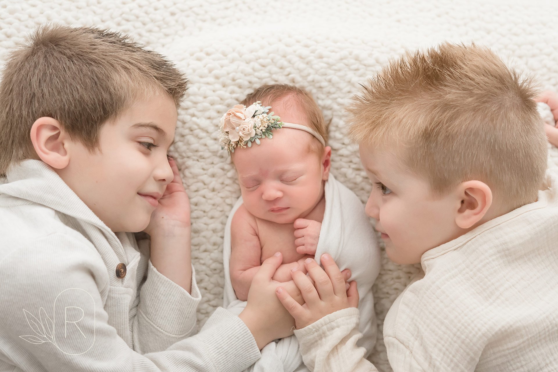 sleepy-newborn-with-siblings-candid-moment-family-photography-niagara-ontario.jpg