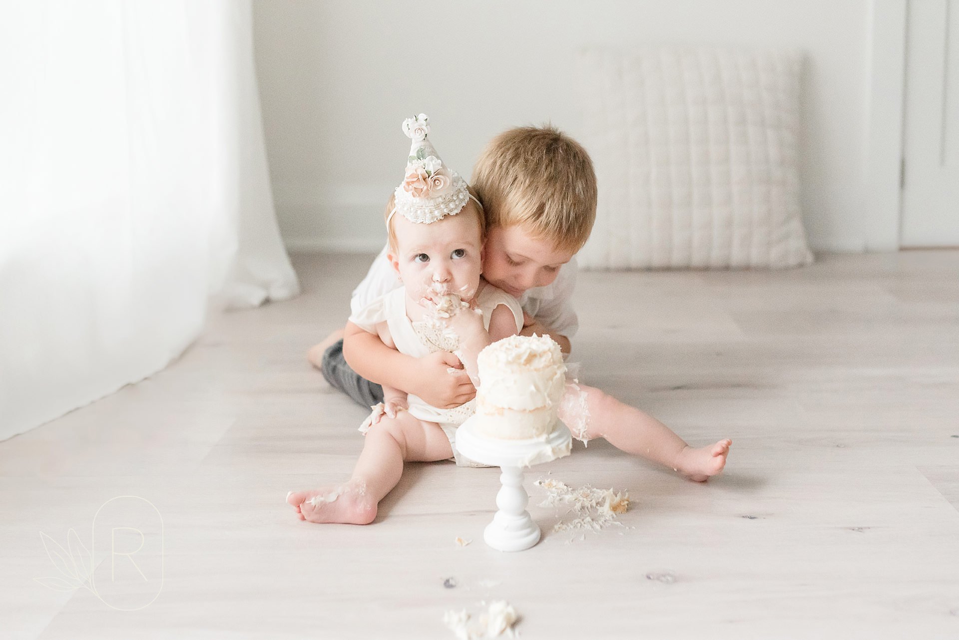 pausing-the-little-moments-siblings-playing-first-birthday-family-photographer-niagara-ontario.jpg